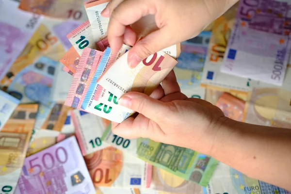 Крупный План Женские Руки Подсчитывают Бумажные Банкноты Евро Европейского Союза — стоковое фото