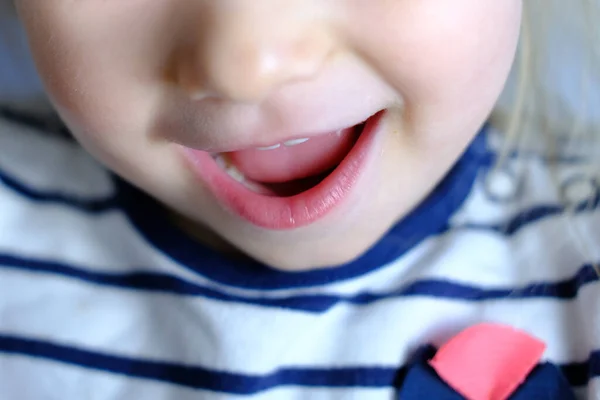 Małe Dziecko Blondynka Lata Zbliżenie Części Twarzy Dziecka Usta Dziecka — Zdjęcie stockowe