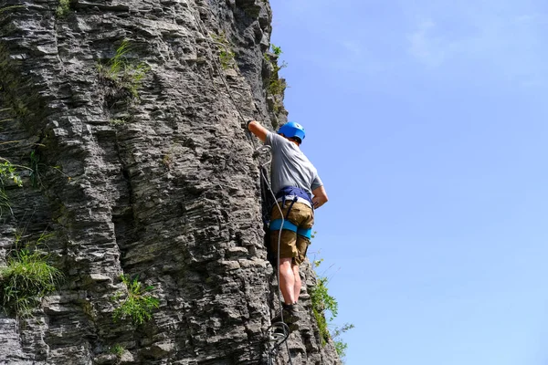 Muž Těle Postroje Funkce Life Safety Upevňuje Háky Železné Držáky — Stock fotografie