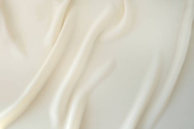 Beyaz ipek kumaş. Tasarımcı için yumuşak pileli saten. Metin modeli, kartlar, lüks konsept. Pürüzsüz zarif ipek ya da saten doku arka plan olarak kullanılabilir. Retro biçimi