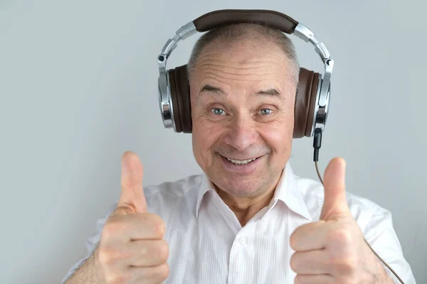 Zbliżenie Dojrzałego Charyzmatycznego Mężczyzny Lat Słuchawkach Słuchających Muzyki Emocjami Gestach — Zdjęcie stockowe