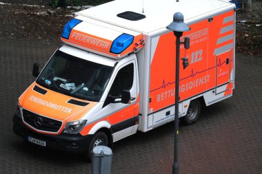 Frankfurt, Almanya - Ocak 2022: Modern Kırmızı sağlık ambulansı acil servis aracı, sağlık görevlileri yardım, acil tıbbi bakım konsepti, hasta taşımacılığı