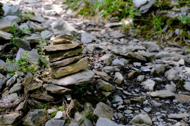 Kule, dengesiz durumdaki çakıl yığını, düz taşlardan yapılmış piramit, taş devleri, ormanda kayalık yürüyüş yolu, doğa yürüyüşü, dağlarda zor tırmanış, macera hedefi