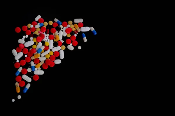 Viele Farbige Tabletten Pillen Kapseln Mit Medikamenten Auf Schwarzem Hintergrund — Stockfoto