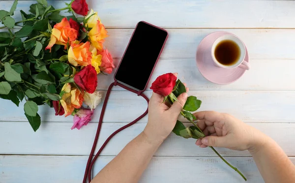 꽃다발 화면이 스마트폰 리본이 휴일을 어머니 발렌타인데이 선택적 — 스톡 사진