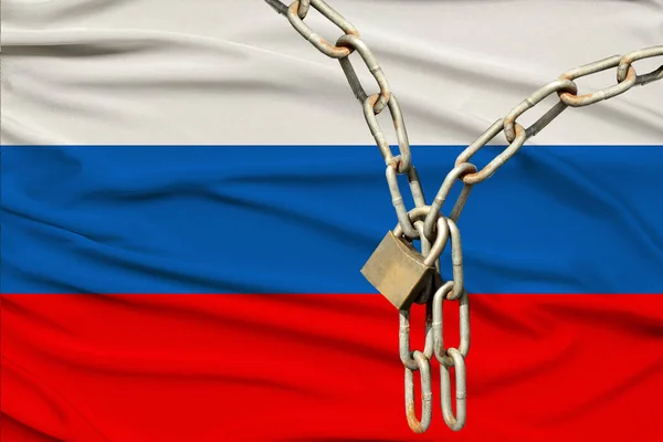 鉄の鎖とロシアの国旗 経済制裁 国家の制限 貿易と金融制裁 貿易の国際的な制限を背景にロック — ストック写真