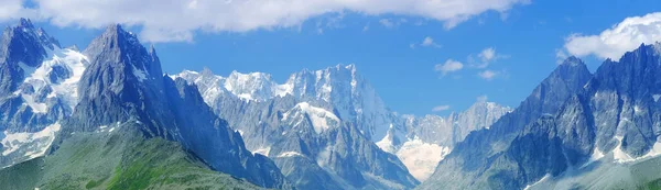 Hoge Bergen Rotsachtige Kliffen Met Bomen Achtergrond Ziet Franse Alpen — Stockfoto