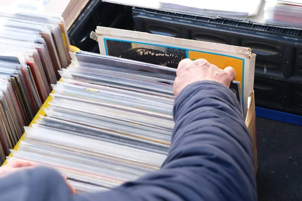 Tirón Del Mercado Pulgas Ciudad Hombre Elegir Discos Vinilo Antigüedades —  Fotos de Stock