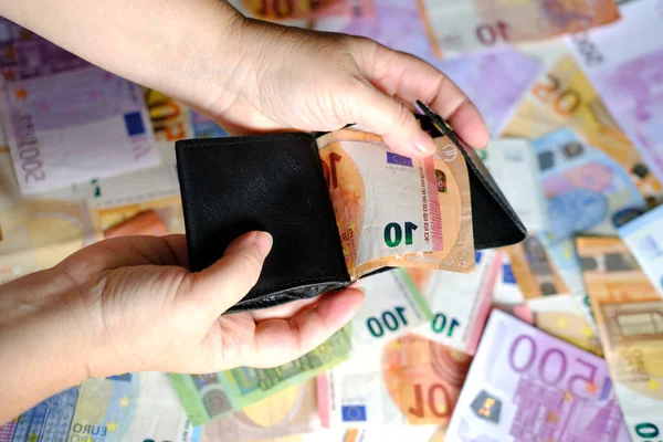 Крупным Планом Женские Руки Вынули Евро Банкнот Европейского Союза Черного — стоковое фото