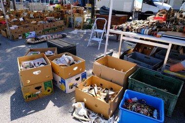 GENEVA, İsviçre - Ağustos 2021: Kentte bit pazarı taklası, antikalar, eski mobilyalar, masalar, kullanılmış eşyalar, giysiler ve diğer eşyalar sokaklarda satılıyor, istenmeyen eşyaların geri dönüşümü