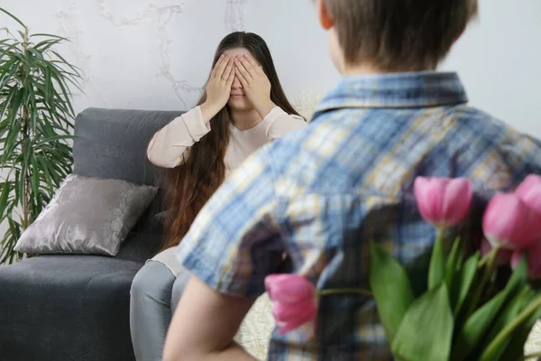 Jovem Mulher Senta Sofá Sala Filho Sobe Buquê Tulipas Rosa — Fotografia de Stock