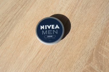 Frankfurt, Almanya - Mart 2022: açık ahşap masadaki erkekler için yuvarlak mavi nivea kremi, cilt bakımı kozmetik, kozmetik yaşlanmayı önleyici prosedürler, popüler ürün