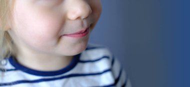 Neşeli çocuk, 2 yaşında gülümseyen kız, çocuğun yüzünün bir kısmı, çocuk ağzı, duyusal duygular konsepti, samimi duygular, konuşma bozuklukları, düzeltici gelişim egzersizleri