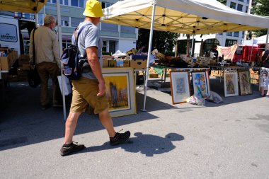 GENEVA, İsviçre - Ağustos 2021: Kentte bit pazarı taklası, antikalar, eski mobilyalar, masalar, kullanılmış eşyalar, giysiler ve diğer eşyalar sokaklarda satılıyor, istenmeyen eşyaların geri dönüşümü