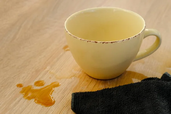 Closeup Cup Coffee Tea Suddenly Spills Hot Liquid Spilled Table — Stock Photo, Image