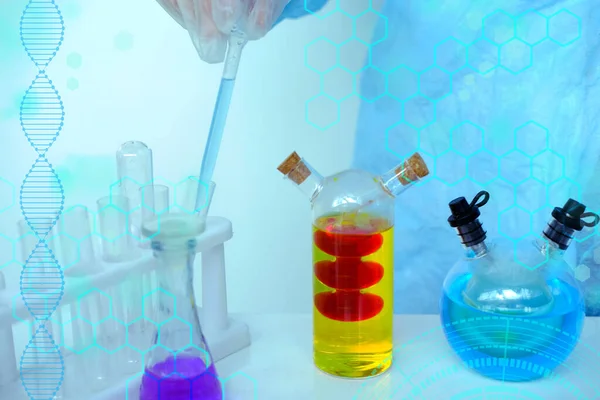 Γυναίκα Που Κάνει Χημικά Πειράματα Γυναίκα Επιστήμονας Στάζει Διάλυμα Βοηθός — Φωτογραφία Αρχείου