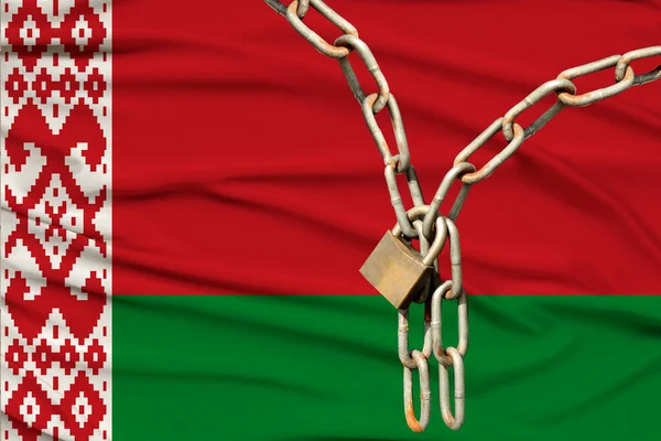 鉄の鎖とベラルーシの国旗 経済制裁 国家の制限 貿易と金融の制裁 貿易の国際的な制限 — ストック写真