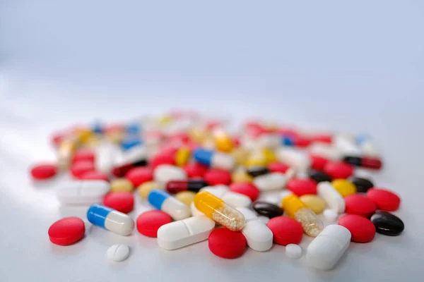 Mnoho Barevných Léků Pilulky Kapsle Léky Bílém Pozadí Koncept Zachování — Stock fotografie
