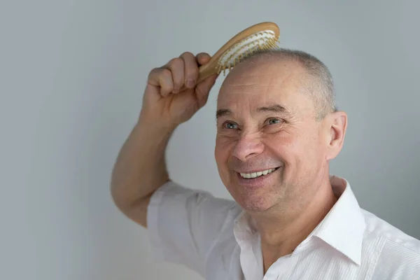 Close Charismatic Mature Man Combs His Bald Head Massage Brush — Stock Photo, Image