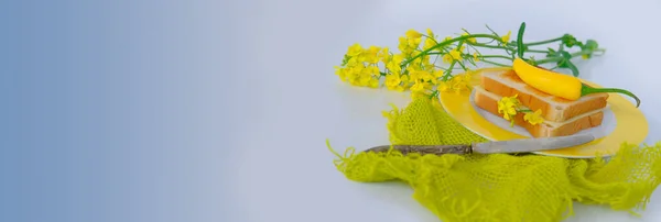 Primer Plano Apetitosas Flores Colza Amarilla Tostadas Tostadas Pimienta Parte — Foto de Stock