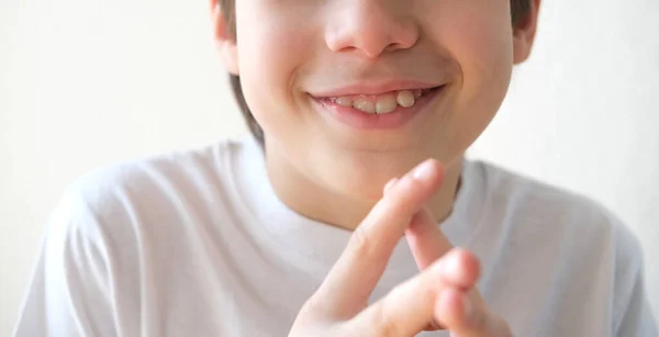 Close Van Charismatisch Slim Kind Jaar Basisschooljongen Lacht Vrolijk Glimlacht — Stockfoto