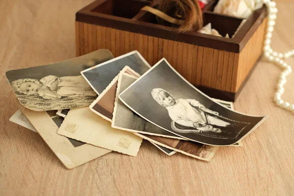 Recuerdos Queridos Corazón Una Vieja Caja Madera Pila Fotos Retro —  Fotos de Stock