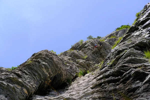 Groep Klimmers Beklimmen Rots Actieve Levensstijl Van Mensen Bergbeklimmen Ferrata — Stockfoto