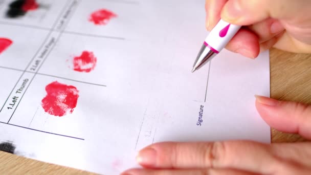 Close Dedo Faz Impressão Digital Usando Tinta Vermelha Especial Documentos — Vídeo de Stock