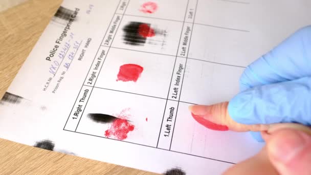 Zbliżenie Palców Przy Użyciu Specjalnej Czerwonej Farby Dokumenty Policyjne Przesłuchanie — Wideo stockowe