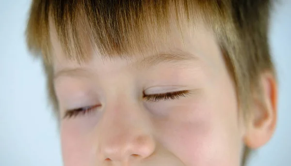 Close Van Ondeugende Gezicht Van Beschaamd Kind Gelukkige Jongen Jaar — Stockfoto