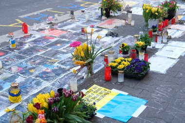 Frankfurt - Mart 2022: Ölüler için anma günü, yerde yatan çiçekler, ölüm için yanan mumlar, Rusya Federasyonu Başkonsolosluğu yakınlarındaki savaş karşıtı miting, kavram savaş değildir.