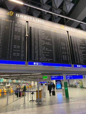Frankfurt, Almanya - Ocak 2022: kara skor tahtası, elektronik skorbord üzerindeki uçak uçuş takvimi, covid-19 salgını, konsept gecikmesi, uçuş iptal, varış zamanı