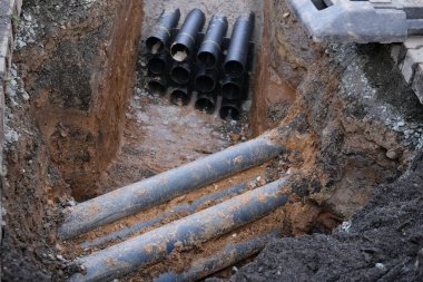 Kanalizasyon için eski borular, su kaynağı, siperlerdeki elektrik kablolarının korunması için yeni siyah borular, kentsel iletişimin onarılması, elektrik şebekelerinin yönetilmesi, haberleşme