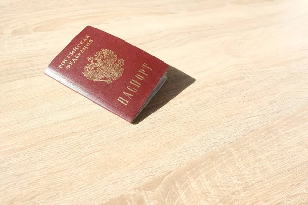 Rusya Federasyonu Vatandaşının Pasaportu Hafif Ahşap Bir Masada Vize Seyahat — Stok fotoğraf