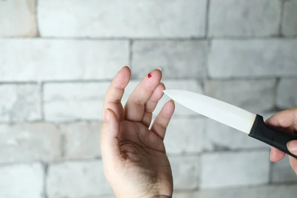 Tropfen Rotes Blut Nahaufnahme Der Weiblichen Hand Wunde Finger Von — Stockfoto