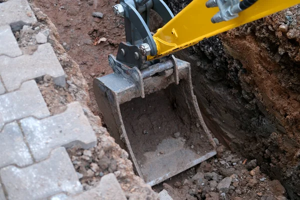 Escavadeira Balde Cava Terra Trincheira Rua Conceito Reparação Comunicações Urbanas — Fotografia de Stock