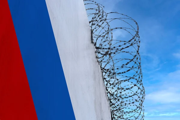 Государственный Флаг России Бетонной Стене Забор Колючей Проволоки Понятие Тюрьмы — стоковое фото