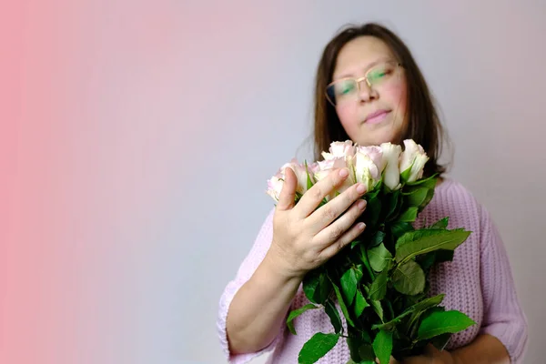 Nærkontakt Bukett Hvite Rosa Roser Hendene Voksne Kvinner Brakte Blomster – stockfoto