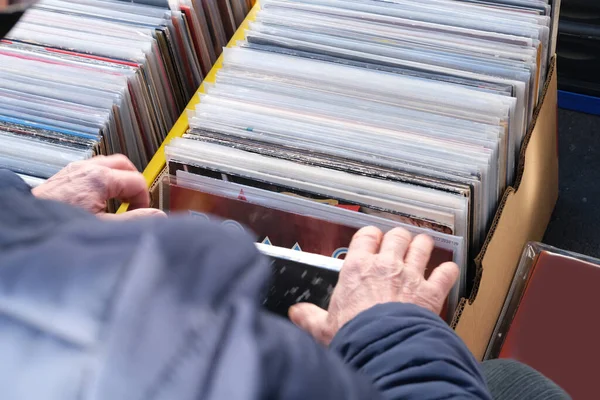 Tirón Del Mercado Pulgas Ciudad Hombre Elegir Discos Vinilo Antigüedades —  Fotos de Stock