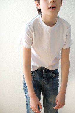 Çocuğun bir parçası, 10 yaşında ayakta duruyor, sırt ağrısı yüzünden kamburlaşmış, okul yükünden yorgun düşmüş, osteokondrosis, skolyoz, sırt ağrısı, omurgalar arası fıtık için tedavi amaçlı masaj konsepti