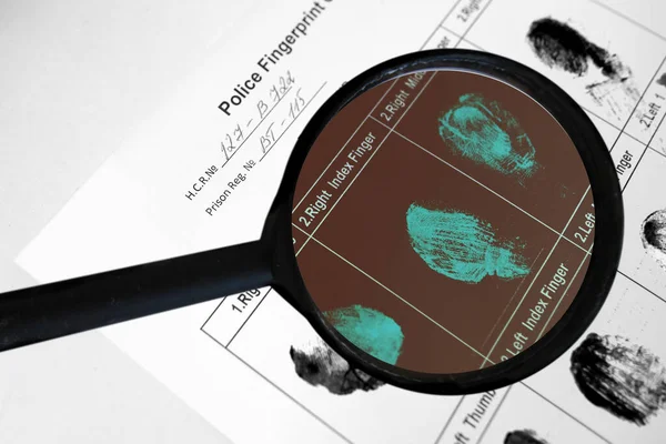 Forensisch Specialist Detective Identificeert Vingerafdrukken Plaats Delict Met Een Vergrootglas — Stockfoto