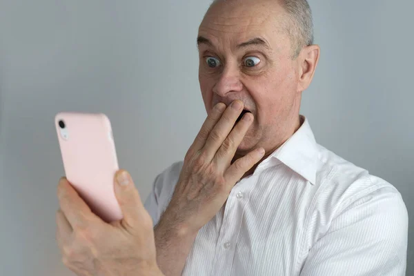 Yetişkin Karizmatik Bir Adamın Yakın Çekimi Pembe Kapaklı Telefon Ekranına — Stok fotoğraf