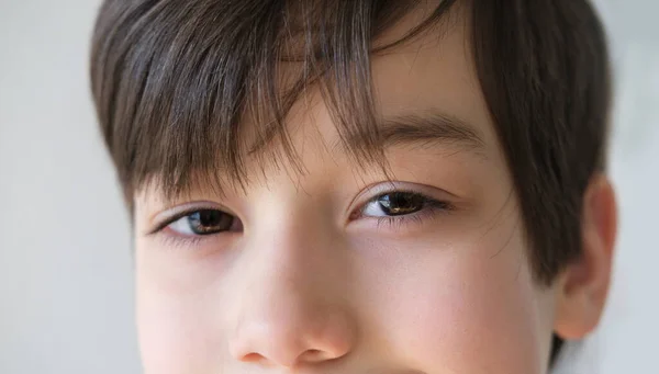 儿童面部的特写 棕色眼睛的严肃表情 10岁男孩焦虑的脸 快乐的童年 眼科疾病的治疗 儿童成长问题 — 图库照片