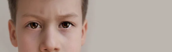 Çocuğun Yüzünün Bir Kısmı Yaşlarında Insan Gözü Kameraya Ciddi Ciddi — Stok fotoğraf