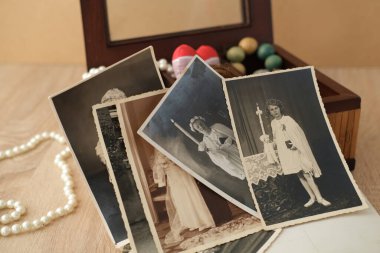 Eski ahşap bir kutuda, eski bir yığın retro fotoğraf, 1960 yılına ait eski fotoğraflar, aile ağacı konsepti, soy ağacı, atalarımızla bağlantı.