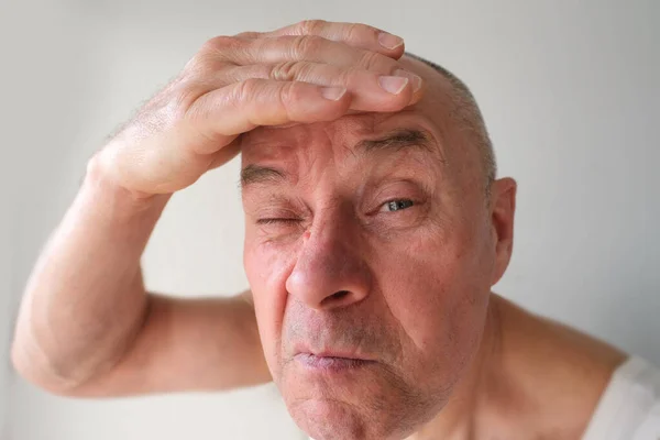 Nahaufnahme Charismatischer Reifer Mann Jahre Blickt Spiegel Auf Sein Spiegelbild — Stockfoto