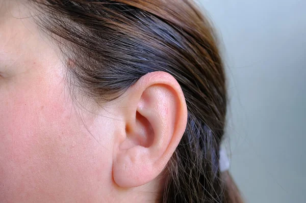 特写耳朵 50岁老年皱纹妇女面部的一部分 防止中耳炎和听力丧失 世界听力日 — 图库照片