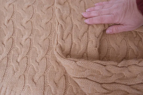 Close Female Hand Touches Knitted Jersey Beautiful Braid Pattern Light — Foto de Stock