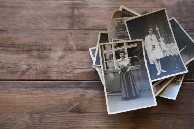 Eski aile fotoğrafları, ahşap masa üzerinde sepia renginde 1935 'ten resimler, ev arşiv belgeleri, aile ağacı konsepti, soy ağacı, hatıralar, atalarımızın anıları, aile ağacı, nostalji.