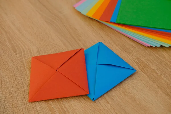 特写彩色纸 剪贴材料 纸制图形 日本折纸技术信封 手工制作和创作儿童游戏的概念 — 图库照片
